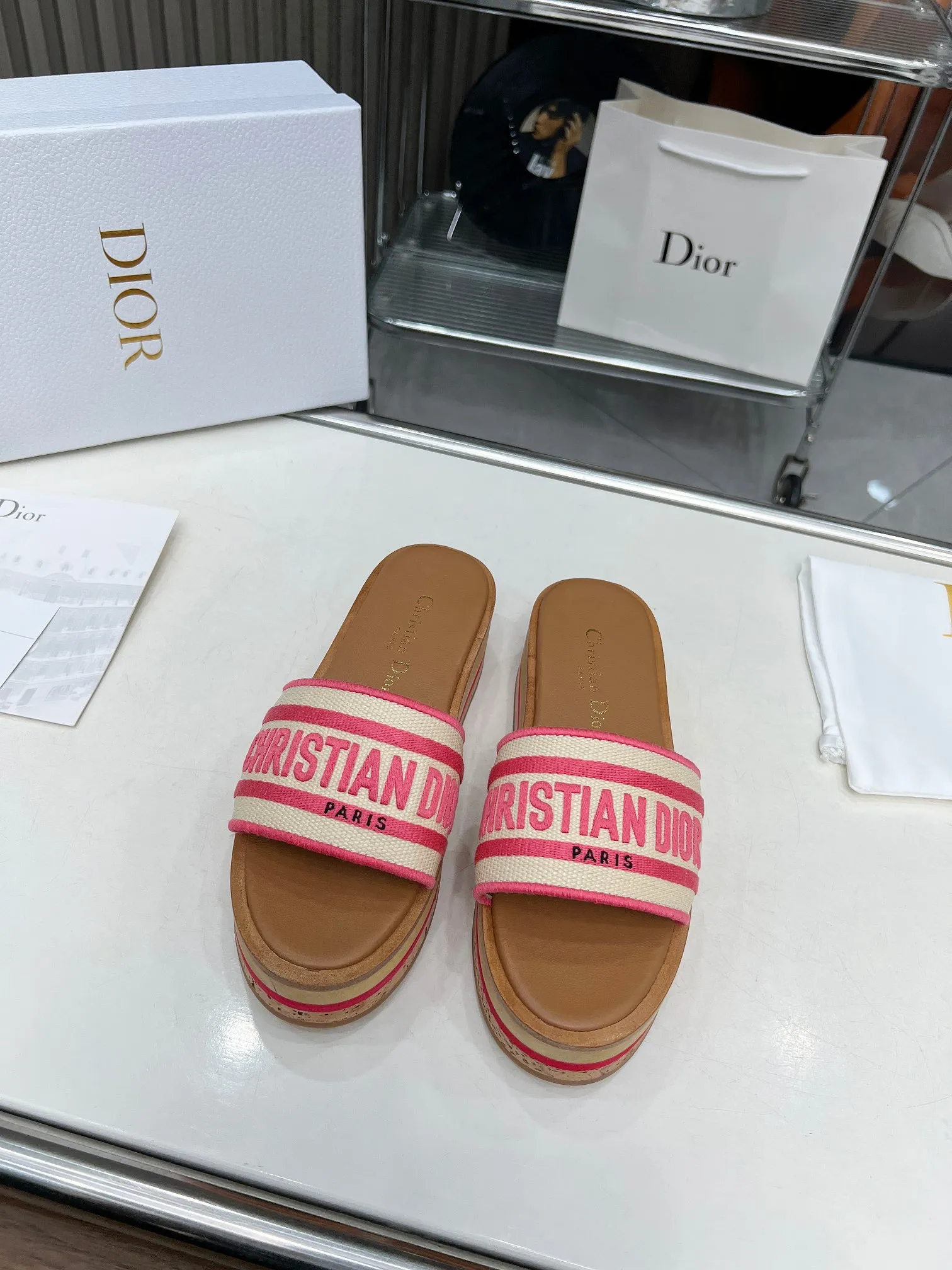 👟👟Ex-factory price 520👟👟 Dior's new spring and summer IVIETA DWAY jelly-colored flat-soled one-slip women's shoes with CD letter logo three-dimensional embroidery thick-soled round-toe open-toe slippers. The original version is developed to be the top version on the market. It feels soft and delicate on the feet and is extremely comfortable. Material: Upper imported raffia electric embroidery high-temperature water-soluble cotton technical fabric + water-dyed cowhide foot lining + original consistent combination outsole Outsole: original outsole Size: 35-42 (40.41.42 custom-made, non-refundable and non-exchangeable)